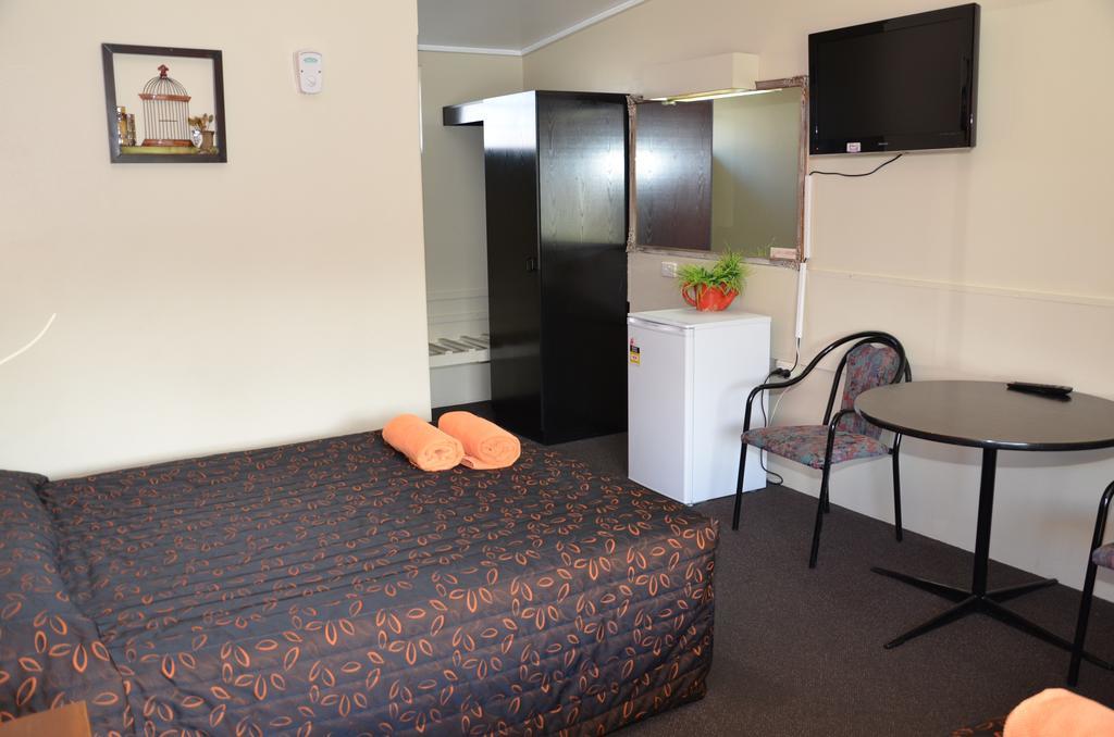 Warwick Motor Inn Екстериор снимка