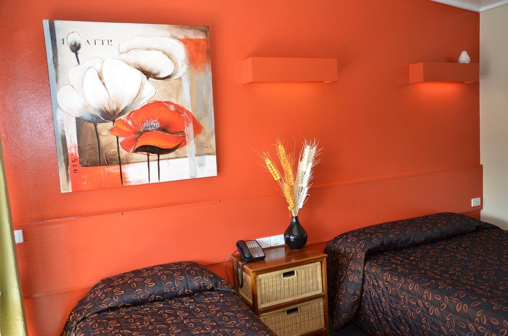 Warwick Motor Inn Стая снимка