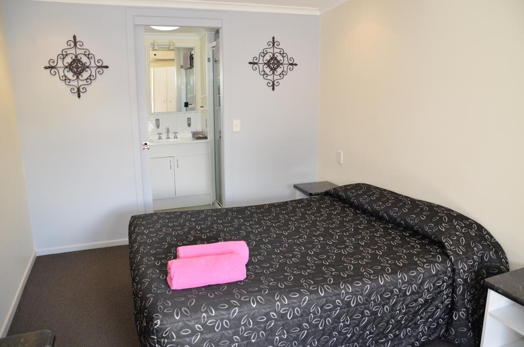 Warwick Motor Inn Стая снимка