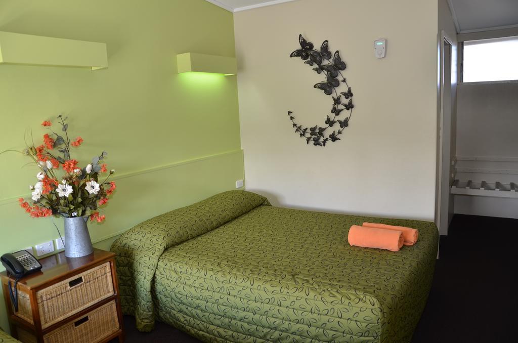 Warwick Motor Inn Екстериор снимка