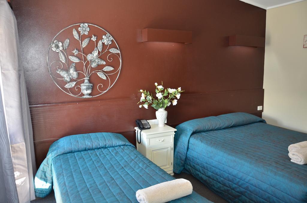 Warwick Motor Inn Стая снимка