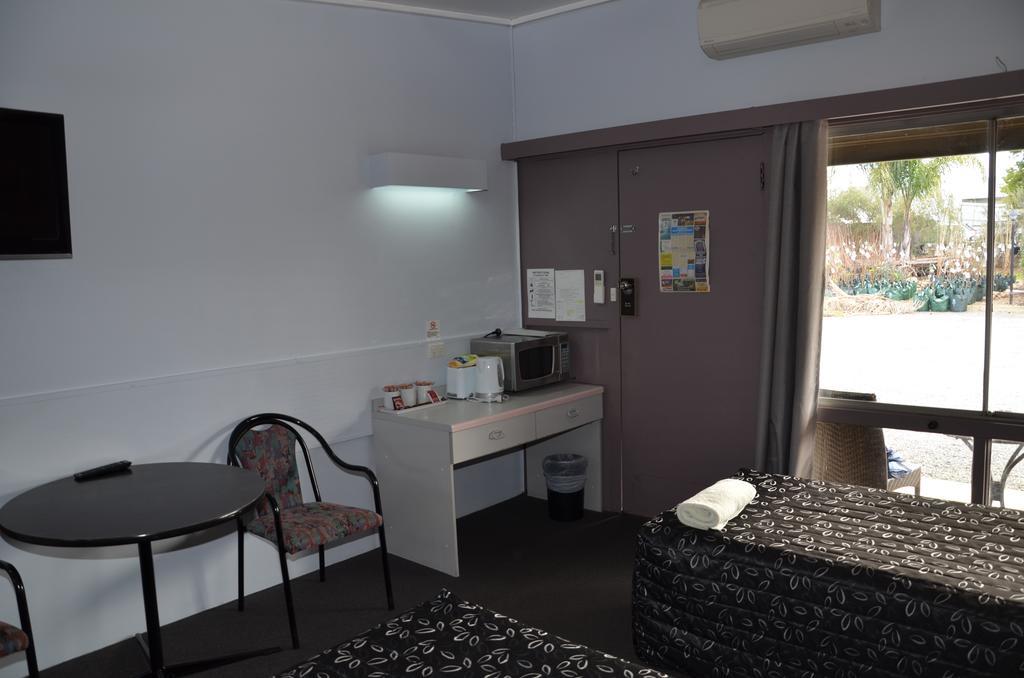 Warwick Motor Inn Екстериор снимка