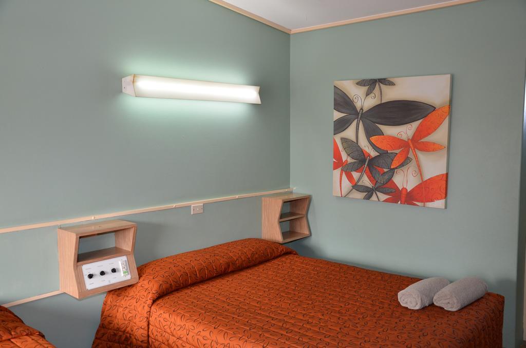 Warwick Motor Inn Екстериор снимка