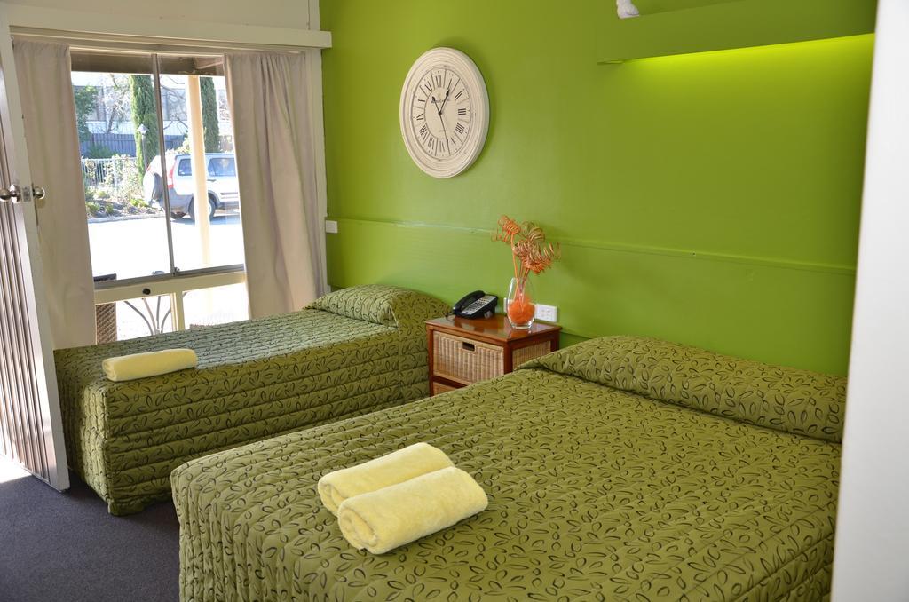 Warwick Motor Inn Екстериор снимка