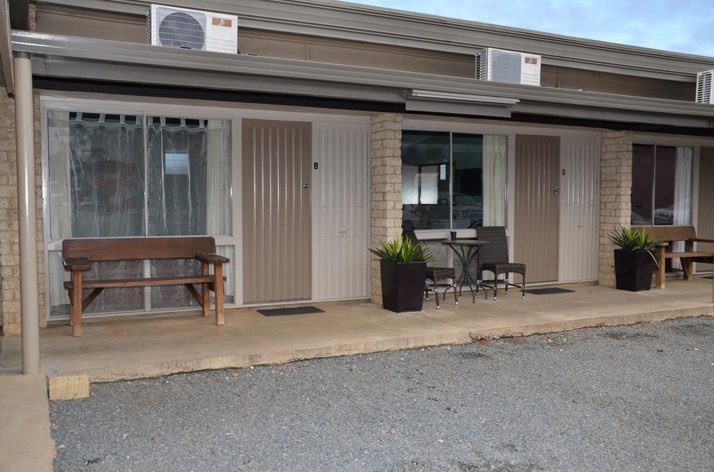 Warwick Motor Inn Екстериор снимка