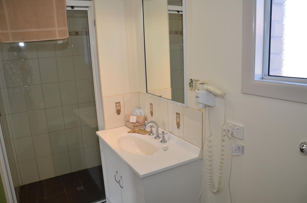 Warwick Motor Inn Екстериор снимка