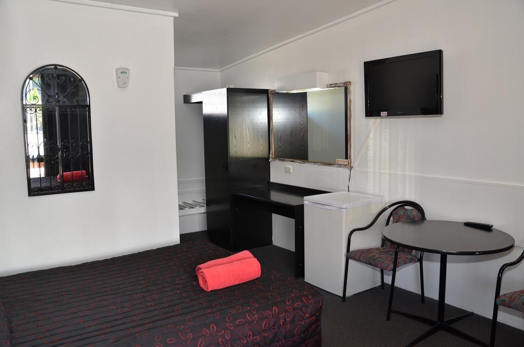Warwick Motor Inn Екстериор снимка