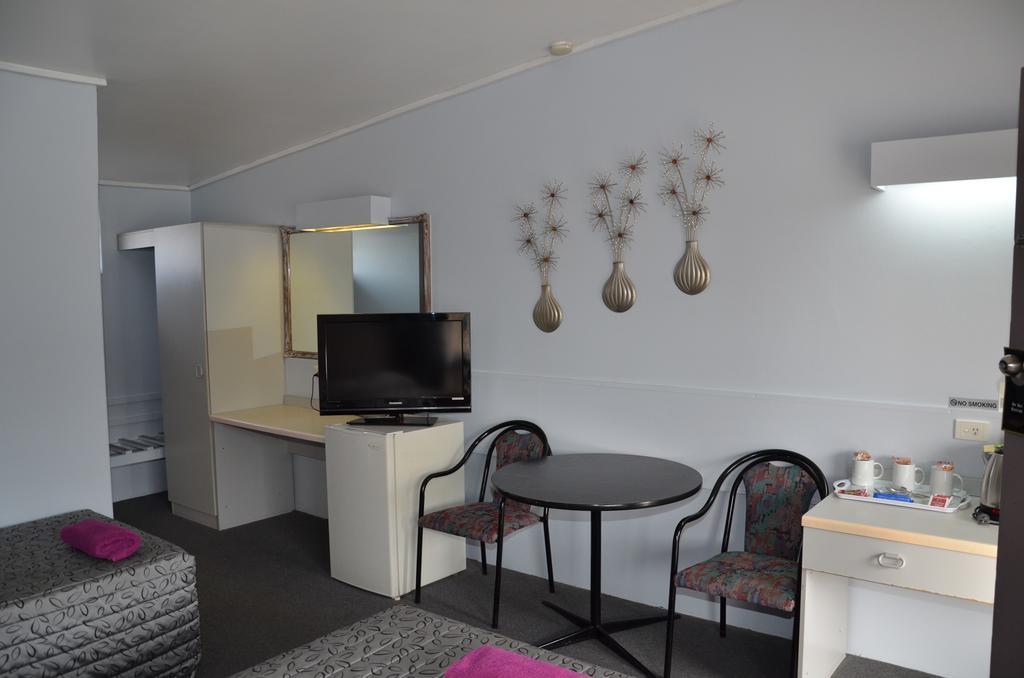 Warwick Motor Inn Екстериор снимка