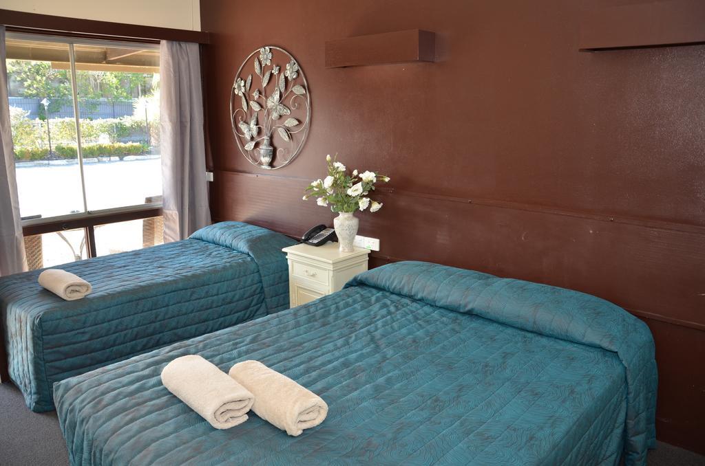 Warwick Motor Inn Екстериор снимка
