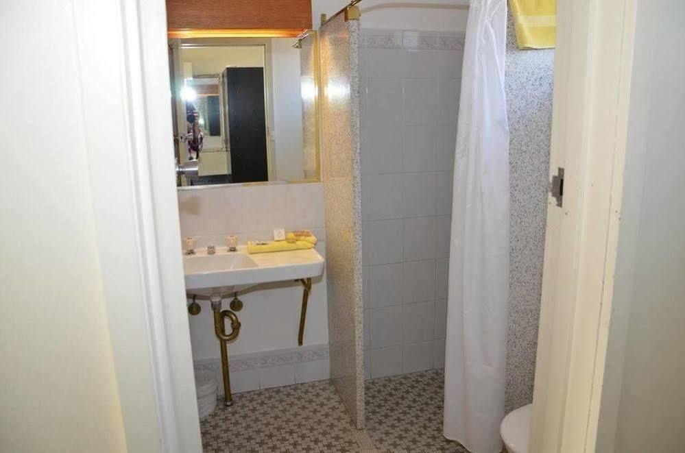 Warwick Motor Inn Екстериор снимка