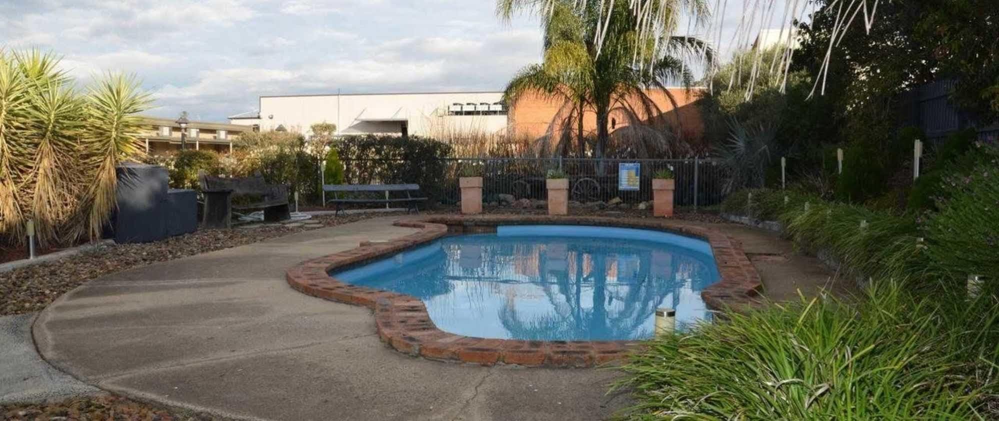 Warwick Motor Inn Екстериор снимка